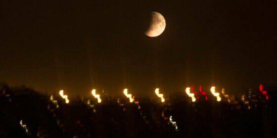 पृथ्वीले सूर्यलाई छेक्दा चन्द्रमा ब्ल्याकआउट