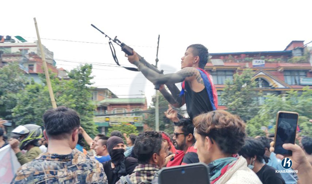 राज्यका तिनै अंग प्रर्दशनकारीको कब्जामा