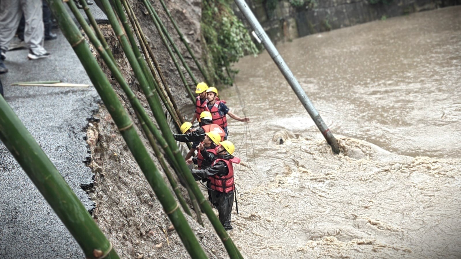 महानगरिय प्रहरी खटिएका छन् काठमाडौंमा, अफ्टयारो परे कता गर्ने सम्पर्क ?