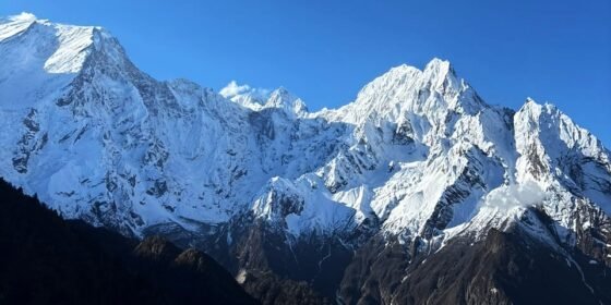 हिमाली सौन्दर्य र फूलको रंगमा रमाउँदै मनास्लु