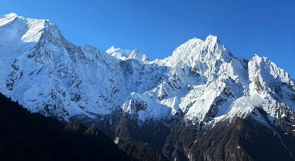 हिमाली सौन्दर्य र फूलको रंगमा रमाउँदै मनास्लु