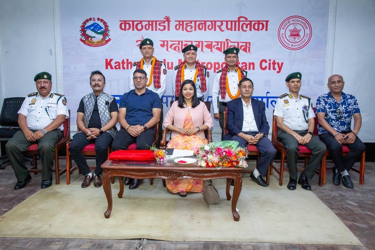 पदोन्नत तीन नगर प्रहरी अधिकृतलाई दर्ज्यानी चिन्ह