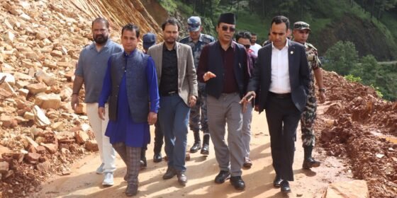 पहिरो प्रभावित बस्तीमा पुगे सञ्चारमन्त्री तिमिल्सिना