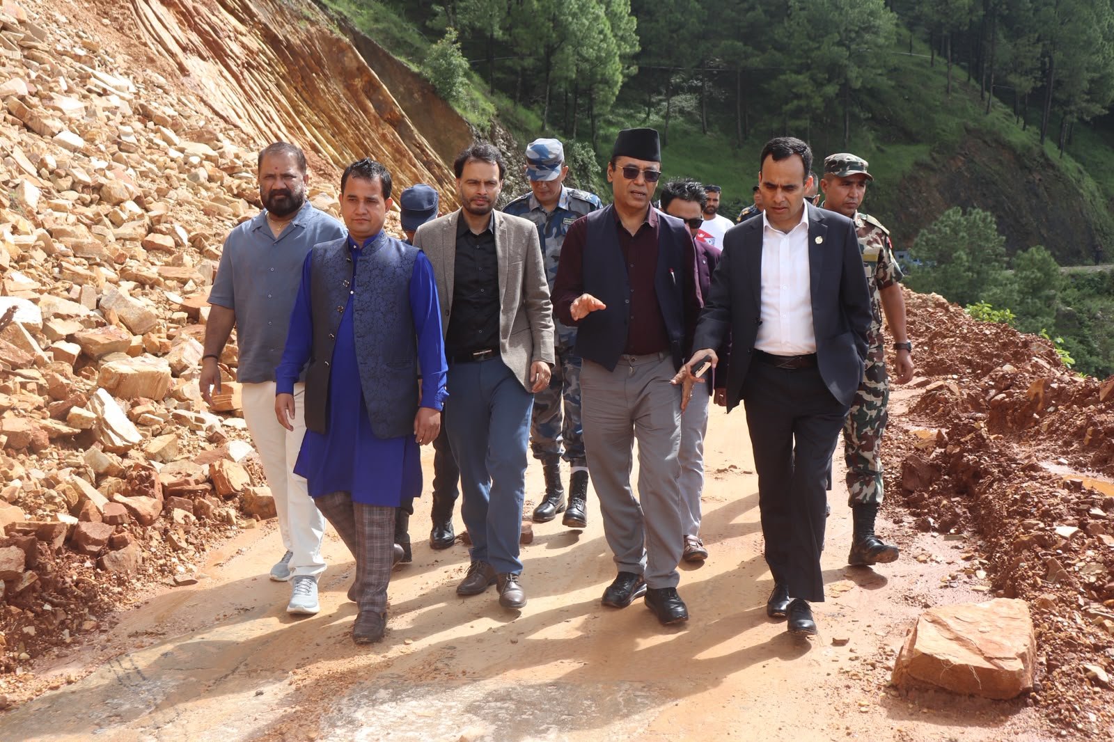 पहिरो प्रभावित बस्तीमा पुगे सञ्चारमन्त्री तिमिल्सिना